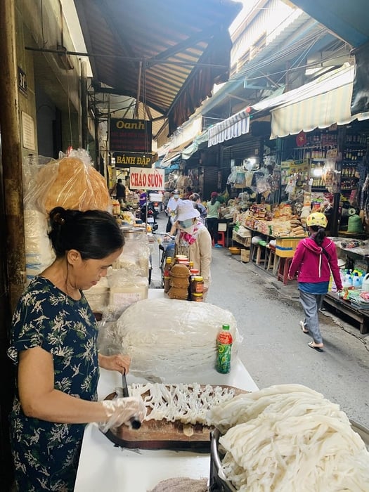 Chợ Bà Hoa - Trung tâm thương mại sầm uất