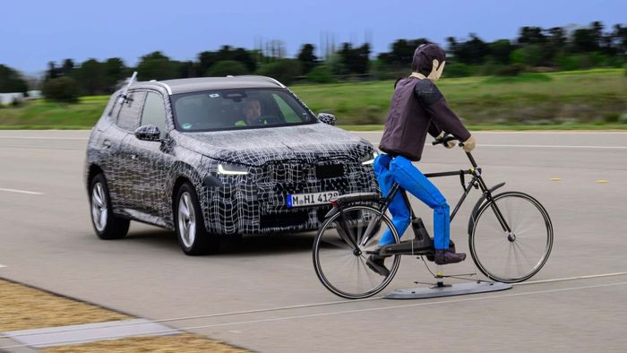 BMW X3 2025 tiết lộ, sẵn sàng cho ngày ra mắt chính thức 2025-bmw-x3-camouflaged-prototype-4.jpg