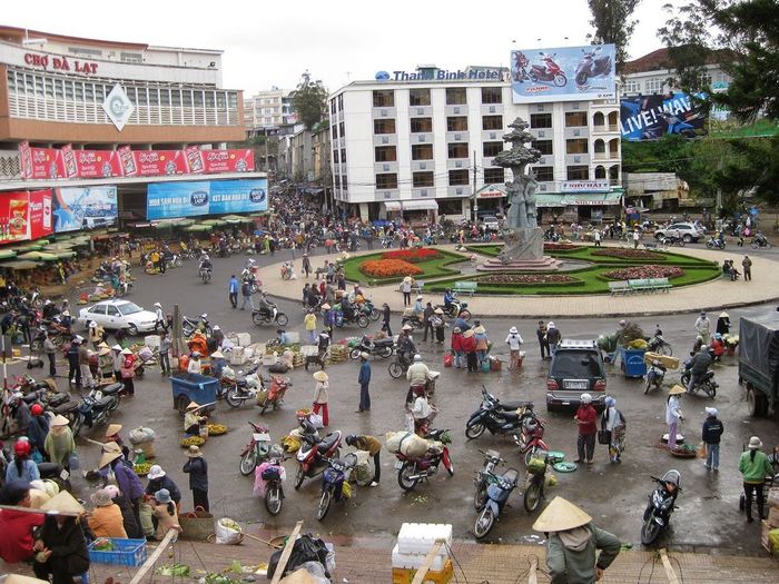 Dạo này, bạn đã tìm hiểu về chợ Đà Lạt kỹ lưỡng chưa? Hãy cùng Mytour.vn khám phá chi tiết về khu chợ này qua bài đánh giá chất lượng này nhé!