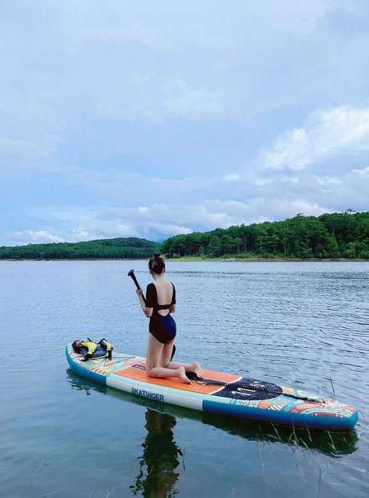 Trải nghiệm chèo SUP cùng Lam Anh trên Hồ Tuyền Lâm