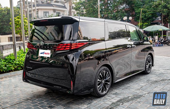 Toyota Alphard 2023 đã được giao, có giá 4,37 tỷ đồng nhưng vẫn trang bị ghế chỉnh cơ