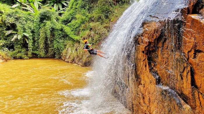 Trải nghiệm trượt thác ở Đà Lạt là một trải nghiệm hấp dẫn mà bạn nhất định không nên bỏ qua.