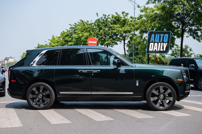 Thăm gần Rolls-Royce Cullinan xanh lá của doanh nhân nổi tiếng Hà Nội với biểu tượng sáng bừng rollsroyce-cullinan-Mytour-2.JPG