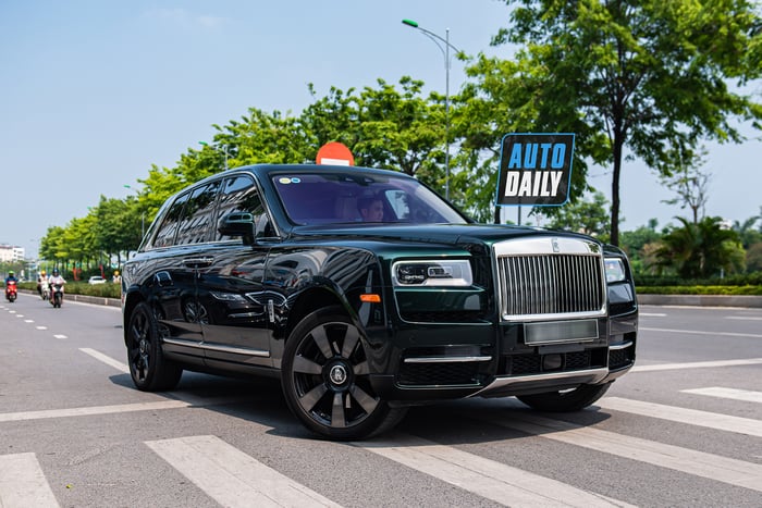 Thăm gần Rolls-Royce Cullinan xanh lá của doanh nhân nổi tiếng Hà Nội với biểu tượng sáng bừng rollsroyce-cullinan-Mytour-1.JPG