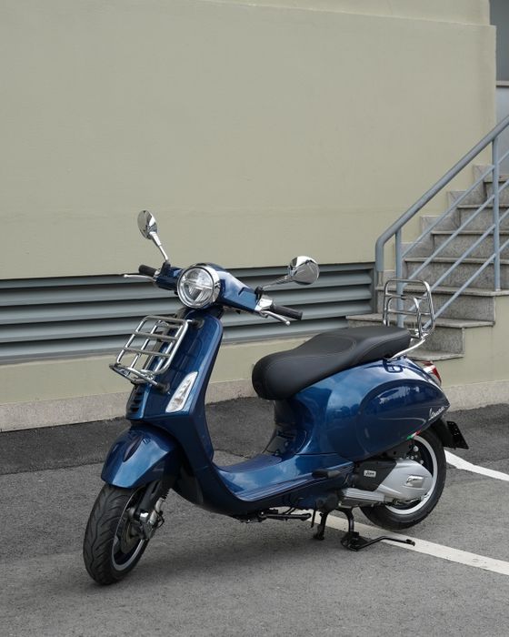 Vespa Sprint và Vespa Primavera khoác lên vẻ mới sôi động đón hè 2022 với những thay đổi về yên xe và màu sắc.