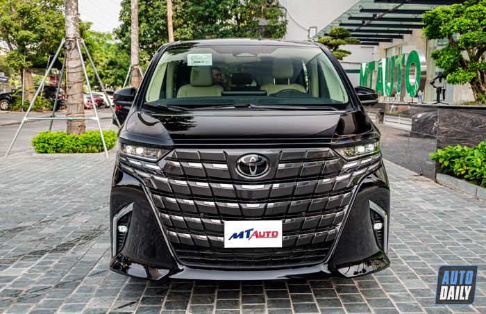 Toyota Alphard 2023 thực tế mới được bàn giao, có giá 4,37 tỷ đồng nhưng vẫn trang bị ghế chỉnh cơ