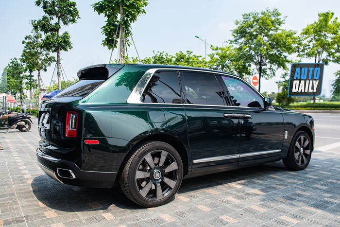 Thăm gần Rolls-Royce Cullinan xanh lá của doanh nhân nổi tiếng Hà Nội với biểu tượng sáng bừng rollsroyce-cullinan-Mytour-6.JPG