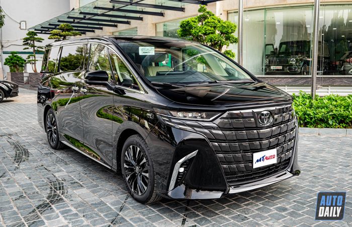 Toyota Alphard 2023 thực tế mới được bàn giao, có giá 4,37 tỷ đồng nhưng vẫn trang bị ghế chỉnh cơ