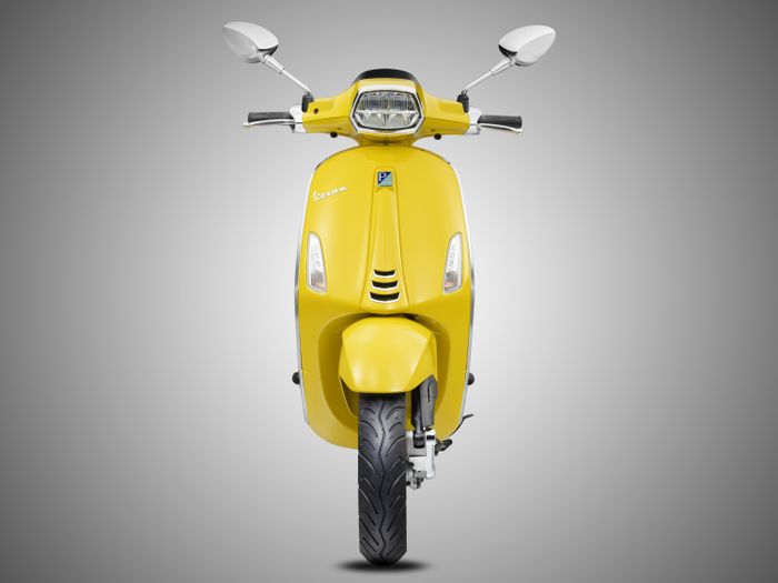 Vespa Sprint và Vespa Primavera khoác lên vẻ mới sôi động đón hè 2022 với màu sắc mới như yellow sole.