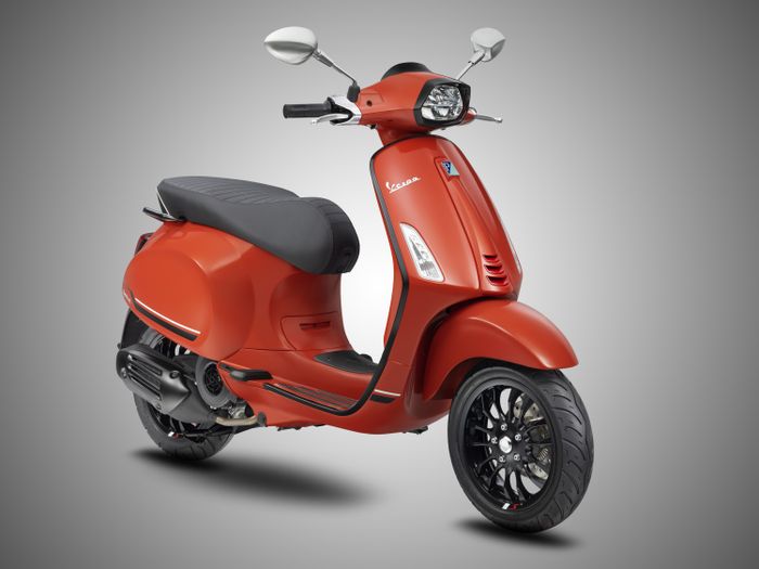 Vespa Sprint và Vespa Primavera khoác diện mạo mới sôi động chào hè 2022.