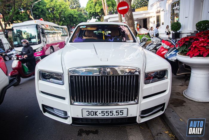 Khám phá Rolls-Royce Cullinan với biển số đẹp ngũ quý 5: chỉ riêng việc đăng ký biển đã tốn 14,495 tỷ cullinan-ngu-5-Mytour-4.JPG