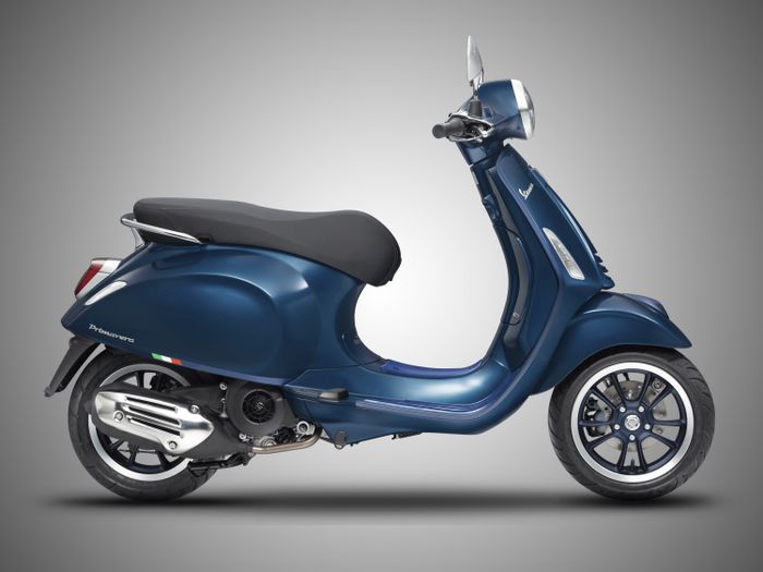 Vespa Sprint và Vespa Primavera khoác diện mạo mới sôi động chào hè 2022.