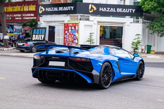 Ghi nhận chiếc Lamborghini Aventador SV Roadster màu xanh duy nhất tại Việt Nam aventador-sv-roadster-xanh-Mytour-7.JPG