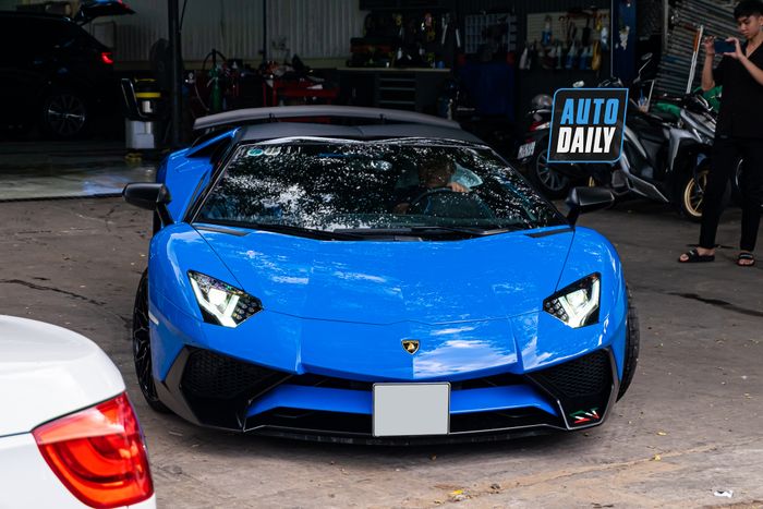 Ghi nhận chiếc Lamborghini Aventador SV Roadster màu xanh duy nhất tại Việt Nam aventador-sv-roadster-xanh-Mytour-2.JPG