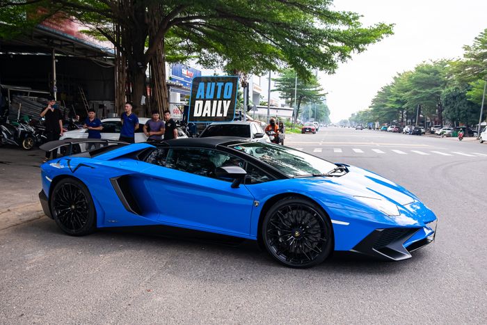 Ghi nhận chiếc Lamborghini Aventador SV Roadster màu xanh duy nhất tại Việt Nam aventador-sv-roadster-xanh-Mytour-9.JPG