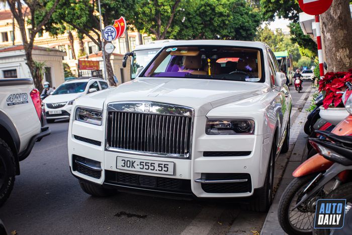 Khám phá Rolls-Royce Cullinan với biển số đẹp ngũ quý 5: chỉ riêng việc đăng ký biển đã tốn 14,495 tỷ cullinan-ngu-5-Mytour-6.JPG