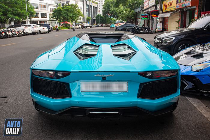 Chiếc Lamborghini Aventador Roadster màu độc đang được rao bán với mức giá gây tranh cãi