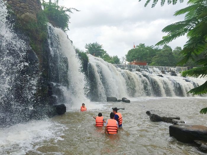 Trải nghiệm cảm giác hồi hộp với trượt thác dài 3km tại Thác nước Hòa Phú Thành, Đà Nẵng