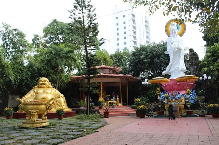 Trải nghiệm không gian linh thiêng và cổ kính của chùa Pháp Lâm Đà Nẵng