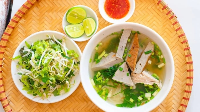 Thưởng thức bún cá Ninh Hòa