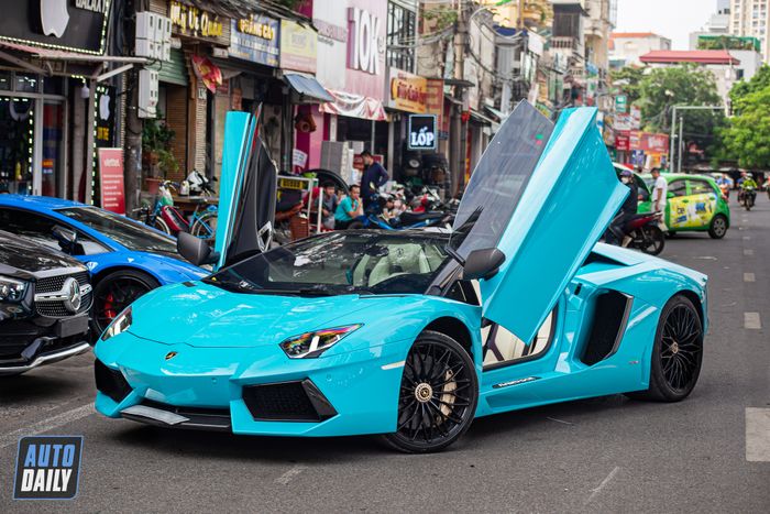 Chiếc Lamborghini Aventador Roadster màu độc đang được rao bán với mức giá gây chú ý