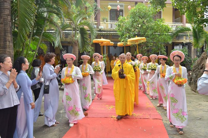 Trải nghiệm không gian linh thiêng và cổ kính của chùa Pháp Lâm Đà Nẵng