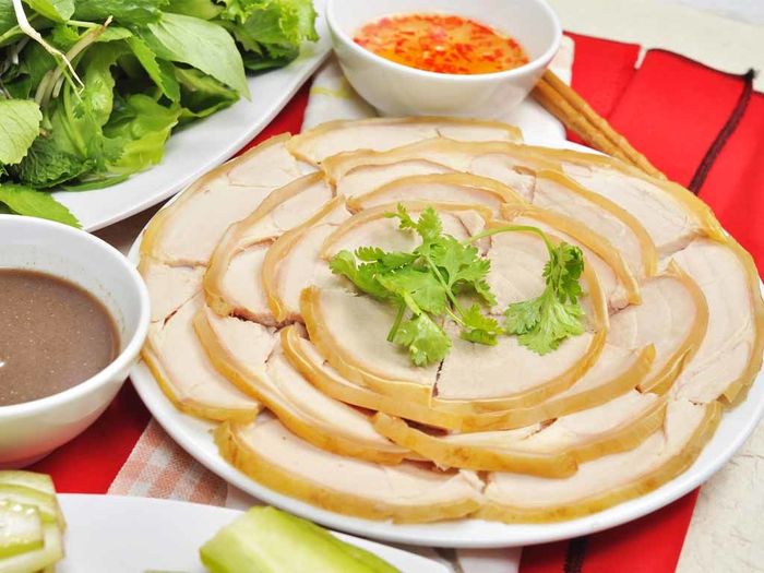 Bê thui Cầu Mống - Một trong những món đặc sản không thể bỏ qua khi bạn khám phá ẩm thực Đà Nẵng.