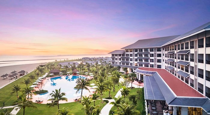 Melia Vinpearl Cua Hoi Beach Resort nổi tiếng với không gian yên bình