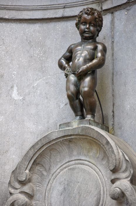 Biểu tượng độc đáo Manneken Pis nổi bật giữa trung tâm Brussel.