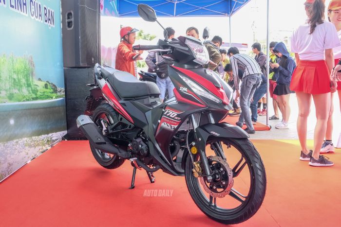 Những đối thủ đáng gờm của Honda Winner X mới ra mắt: SYM Star SR 170 (hình trái) và Benelli RFS 150i (hình phải).