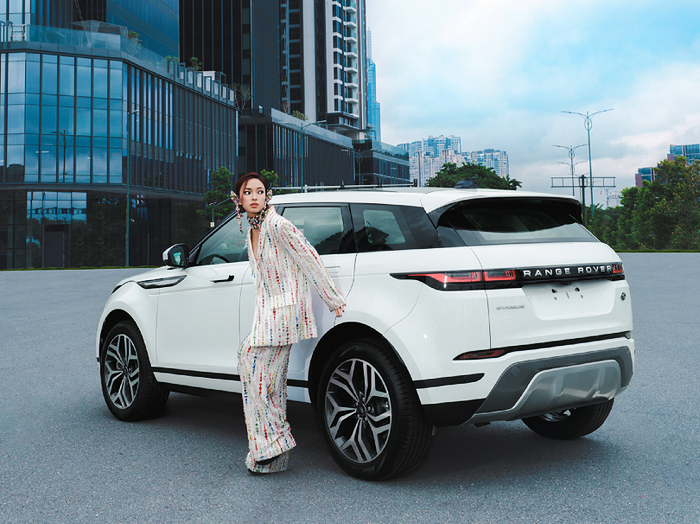 Châu Bùi tạo dáng với Range Rover Evoque chau-bui-4.png