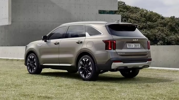 So sánh nhanh về thiết kế của Hyundai Santa Fe 2024 và Kia Sorento 2024. Chi tiết về Kia Sorento 2024: Lộ diện với diện mạo mới táo bạo hơn.