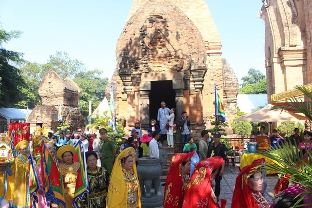 Lễ hội Tháp Bà Ponagar