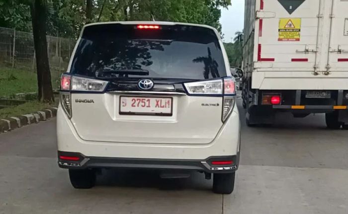 Phát hiện Toyota Innova EV trên đường chạy thử tại Indonesia toyota-innova-ev-road-testing-in-indonesia-1-850x523.webp