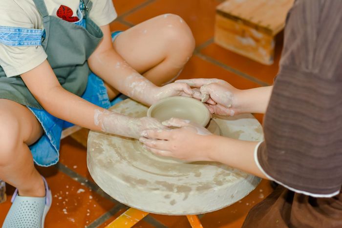 Lắng nghe giới thiệu về các quy trình làm gốm