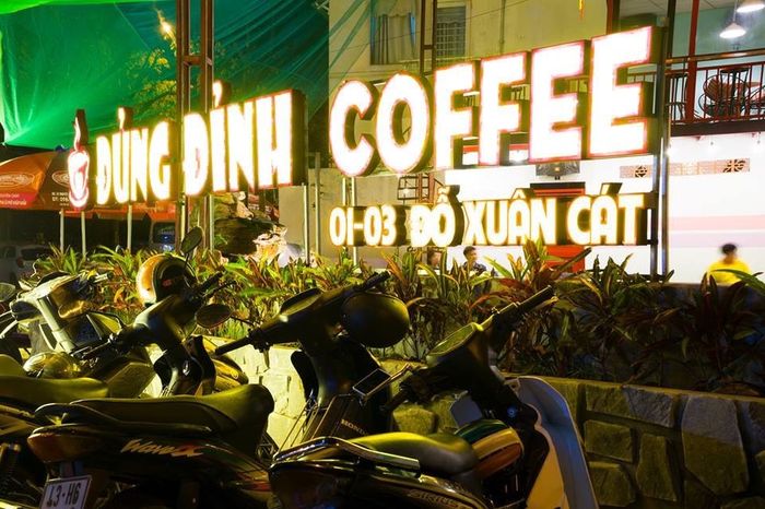 Thong thả ghé Đủng Đỉnh Coffee để ngắm hồ cá Koi siêu xịn