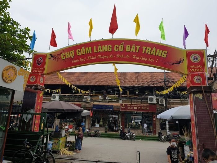 Chợ gốm Bát Tràng: Nơi gặp gỡ văn hóa