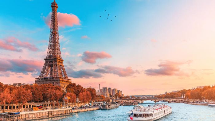 Đắm chìm trong vẻ đẹp lãng mạn của thủ đô Paris, một trải nghiệm tuyệt vời khi đặt chân đến Pháp.