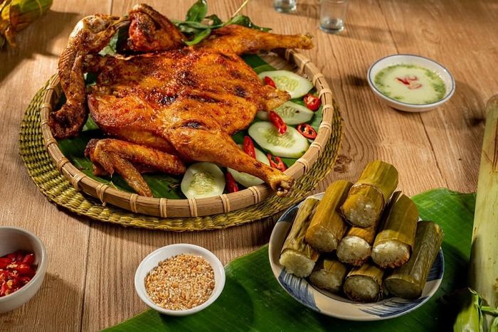 Thưởng thức hương vị đặc trưng của gà nướng cơm lam Đà Lạt