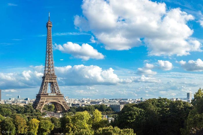 Đắm chìm trong vẻ đẹp lãng mạn của thủ đô Paris, một trải nghiệm không thể quên khi đặt chân đến Pháp.