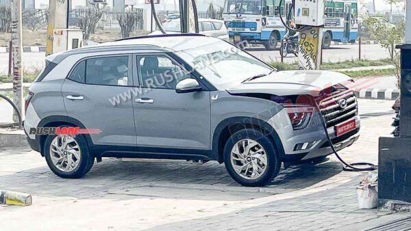 Bắt gặp Hyundai Creta phiên bản thuần điện đang sạc pin.