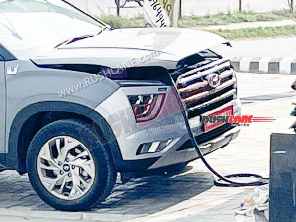 Bắt gặp Hyundai Creta phiên bản thuần điện đang sạc pin.