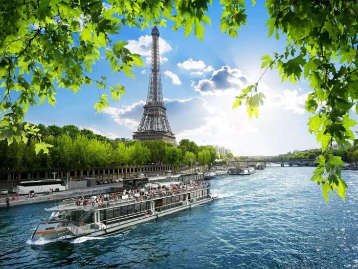 Đắm chìm trong vẻ đẹp lãng mạn của thủ đô Paris, một trải nghiệm không thể bỏ qua khi đặt chân đến Pháp.