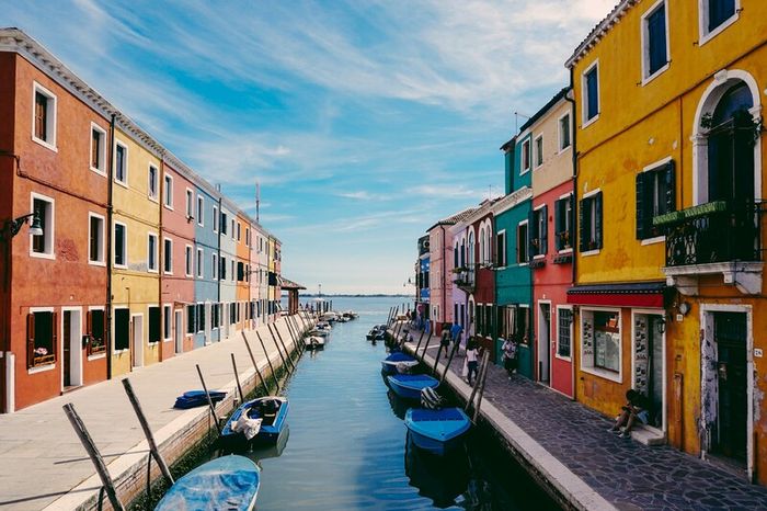 Đảo Burano, một thiên đường du lịch cách Venice rất gần và nổi tiếng với sự rực rỡ của màu xanh