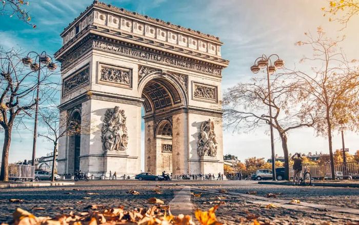 Đắm chìm trong vẻ đẹp lãng mạn của thủ đô Paris, một trải nghiệm không thể quên khi đặt chân đến Pháp.