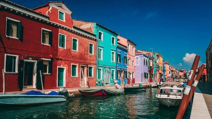 Đảo Burano, một điểm du lịch nổi tiếng, nổi bật với vẻ đẹp xanh mát gần Venice