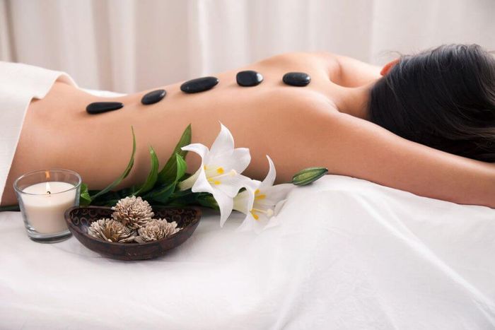 phương pháp massage bằng đá nóng