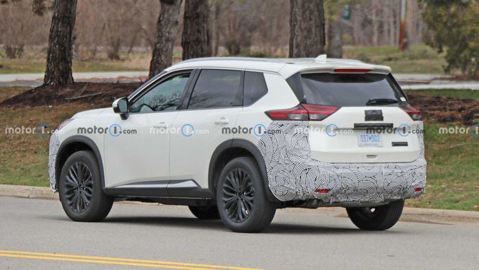 Nissan X-Trail 2024 lần đầu tiên lộ diện phía sau trên đường thử nghiệm 2024-nissan-rogue-rear-view-spy-photo.jpg