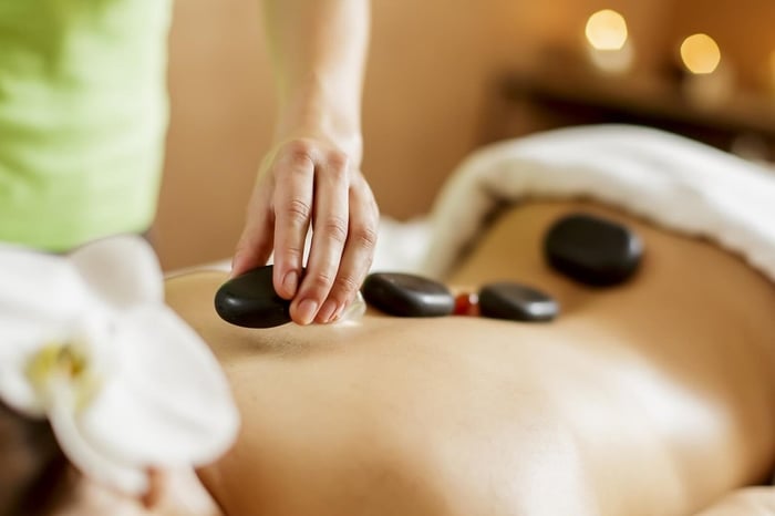 Cách massage đá nóng hiệu quả tại nhà (Ảnh: Sưu tầm)