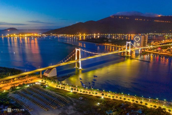 Vẻ đẹp lãng mạn của Cầu Thuận Phước Đà Nẵng khiến bao người xao xuyến.